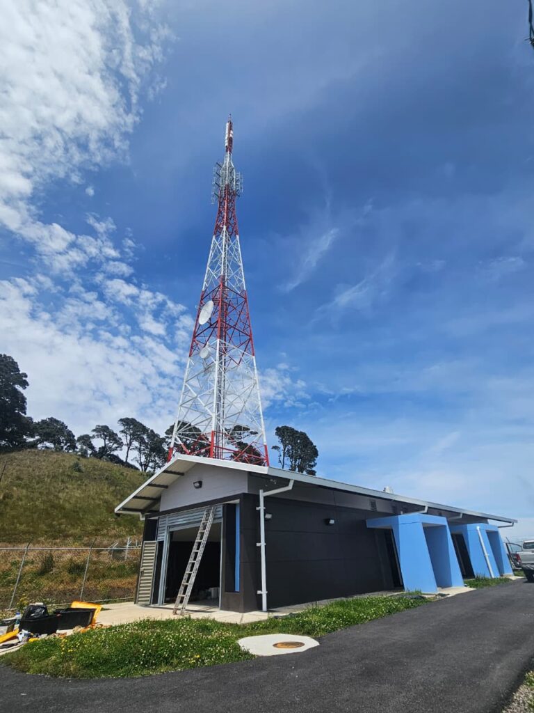 A partir de esta última semana de setiembre de 2025, nuestras radios FM transmiten desde una torre en el Cerro Gurdián.
